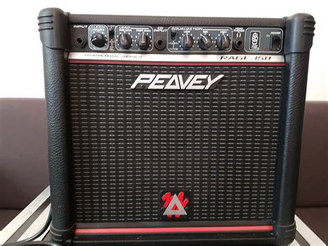 El amplificador de guitarra Peavey Rage 158 15W presenta 2 canales y 2 voces radicalmente diferentes moderna y vintage. . Peavey rage 158 amp